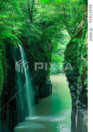 Shin well well waterfall of fresh green... - Stock Photo [41912649