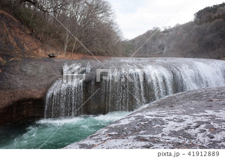 群馬県の吹割の滝、美しく激しい滝、水の流れ 群馬県の吹割の滝、美しく激しい滝、水の流れ 41912889