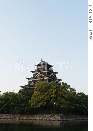 朝焼けの広島城天守閣 41913014