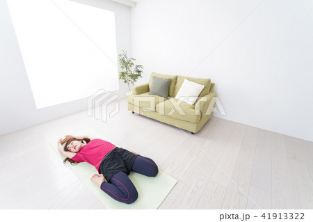 ヨガをする女性 41913322