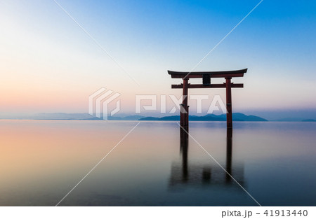 琵琶湖 夜明けを迎える白髭神社 琵琶湖 夜明けを迎える白髭神社 41913440