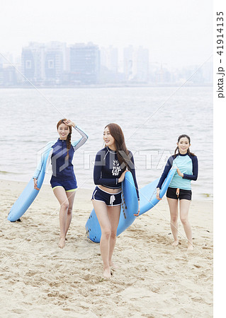 海 サーフボード 女性 41914135