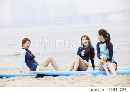 海 サーフボード 女性 41914223