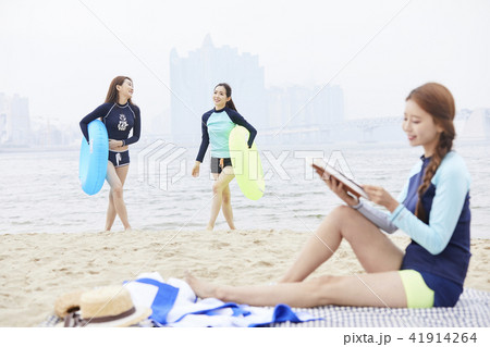 読書 海 女性 41914264