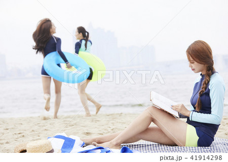 読書 海 女性 41914298