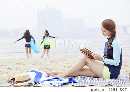 読書 海 女性 41914307