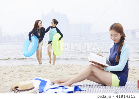 読書 海 女性 41914315