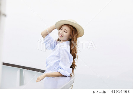 よりかかる 帽子 女性 41914468