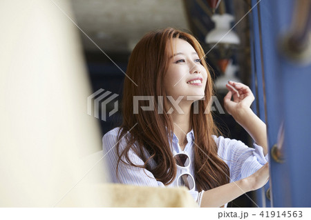 眺める 外を見る 女性 41914563