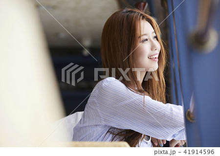 眺める  外を見る 女性 41914596