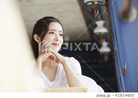 眺める  外を見る 女性 41914605