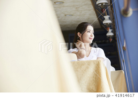 眺める  外を見る 女性 41914617