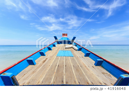 Front of traditional Thai boat and view of tropical sea 41916048