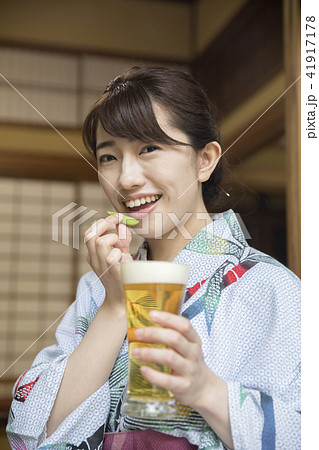 古民家でビールと枝豆を持つ浴衣姿の女性 古民家でビールと枝豆を持つ浴衣姿の女性 41917178