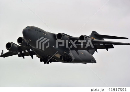 着陸する米空軍のC-17輸送機 41917391