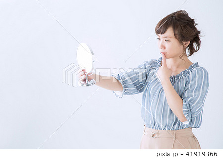 口に悩む女性 41919366