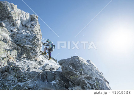 西穂独標を行く登山者 西穂独標を行く登山者 41919538