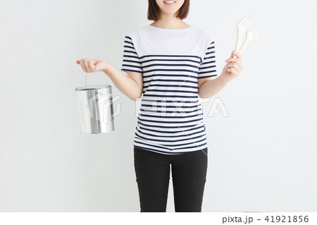 DIYでペンキと刷毛を持ている女の子 41921856