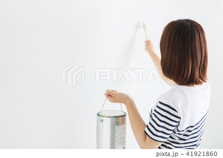 DIYでペンキと刷毛を持ている女の子 41921860