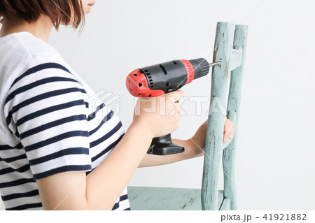 DIYで椅子を治す女の子 41921882