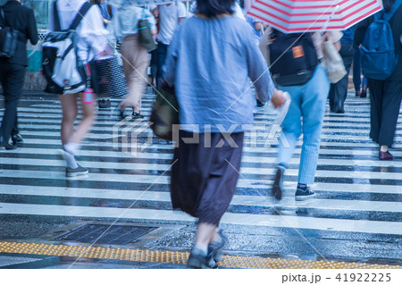 雨の日の横断歩道 41922225