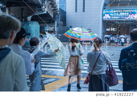雨の日の横断歩道 雨の日の横断歩道 41922227
