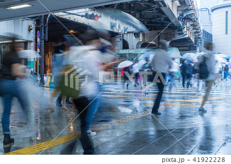 雨の日の横断歩道 41922228