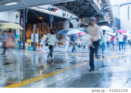 雨の日の横断歩道 41922229