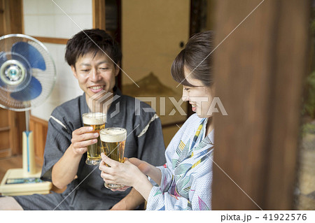 縁側でビールを飲む浴衣姿の夫婦 縁側でビールを飲む浴衣姿の夫婦 41922576