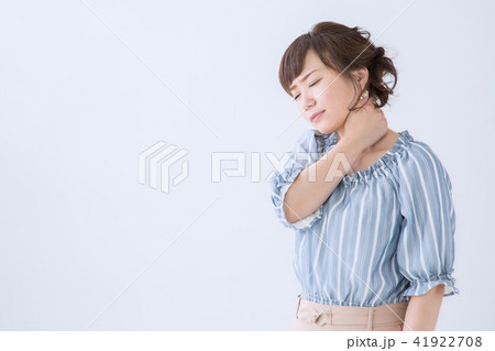 首が痛い女性 41922708
