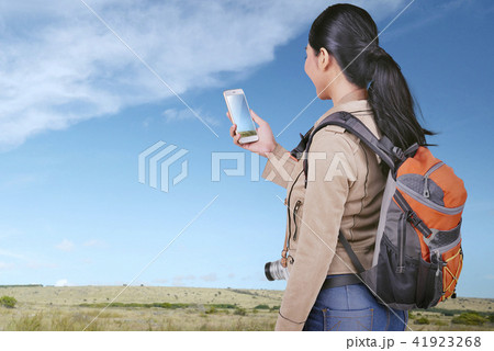 Young asian tourist woman looking at photos 41923268