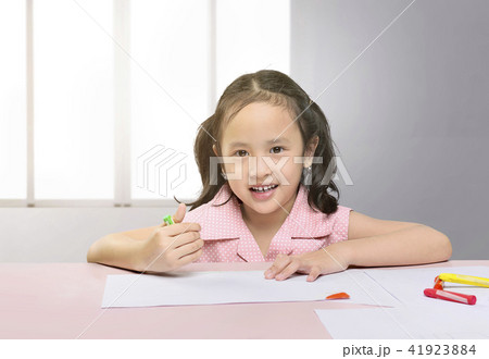 Happy asian girl drawing with crayon 41923884