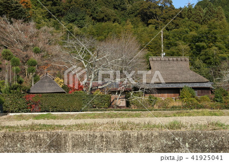 嵯峨野の秋～ひっそりと佇む茅葺き屋根の民家 41925041