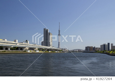 汐入公園付近からの東京スカイツリーと隅田川の写真素材