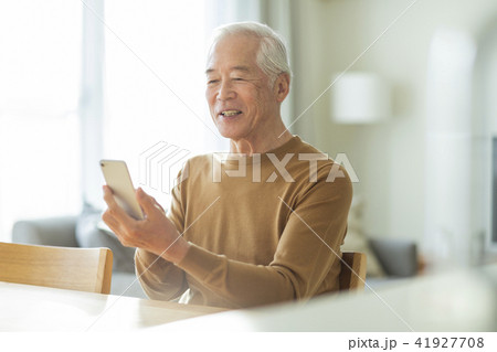 シニア男性 スマホ 41927708