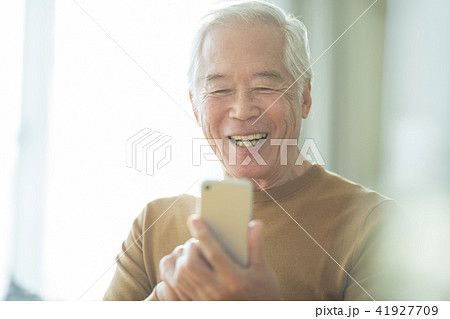 シニア男性 スマホ シニア男性 スマホ 41927709