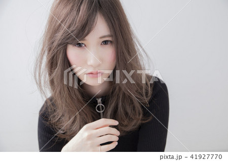 ストレートロングヘアー 日本人 ヘアスタイルの写真素材