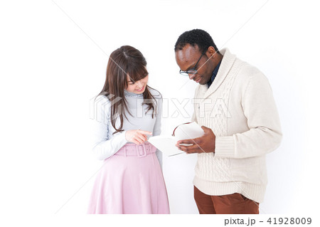 道案内をする女性 41928009