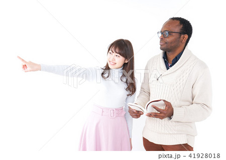 道案内をする女性 41928018