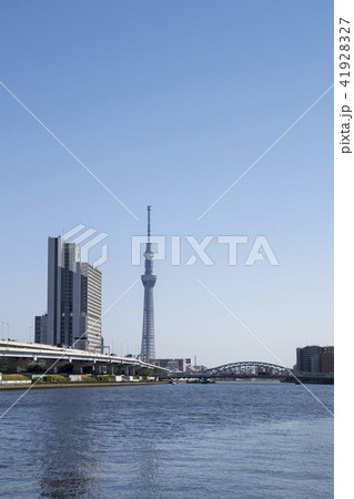 汐入公園付近からの東京スカイツリーと隅田川の写真素材