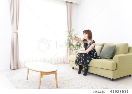 自宅でテレビを見る女性 自宅でテレビを見る女性 41928651