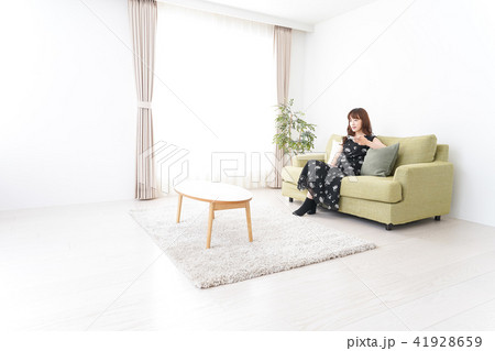 自宅でテレビを見る女性 自宅でテレビを見る女性 41928659