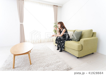 自宅でテレビを見る女性 41928664