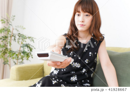自宅でテレビを見る女性 自宅でテレビを見る女性 41928667