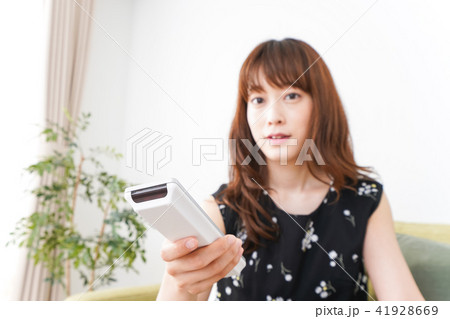 自宅でテレビを見る女性 自宅でテレビを見る女性 41928669