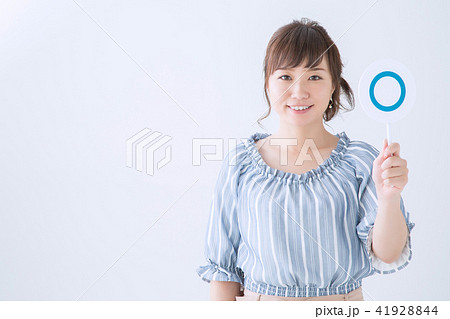 マルを出す女性 41928844
