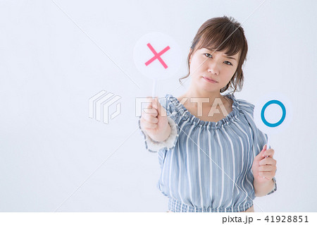 バツを出す女性 41928851