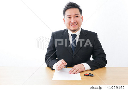契約するビジネスパーソン 41929162