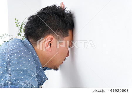 体調不良の男性 41929603