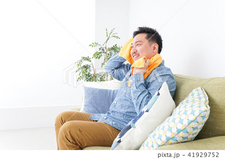 家でくつろぐ男性 家でくつろぐ男性 41929752